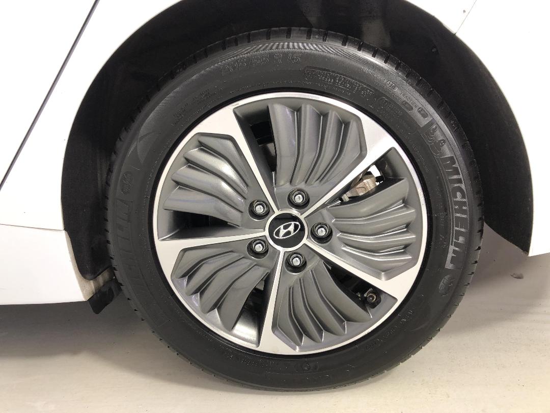 Photo '11' of Hyundai Ioniq Photo '11' of Hyundai Ioniq