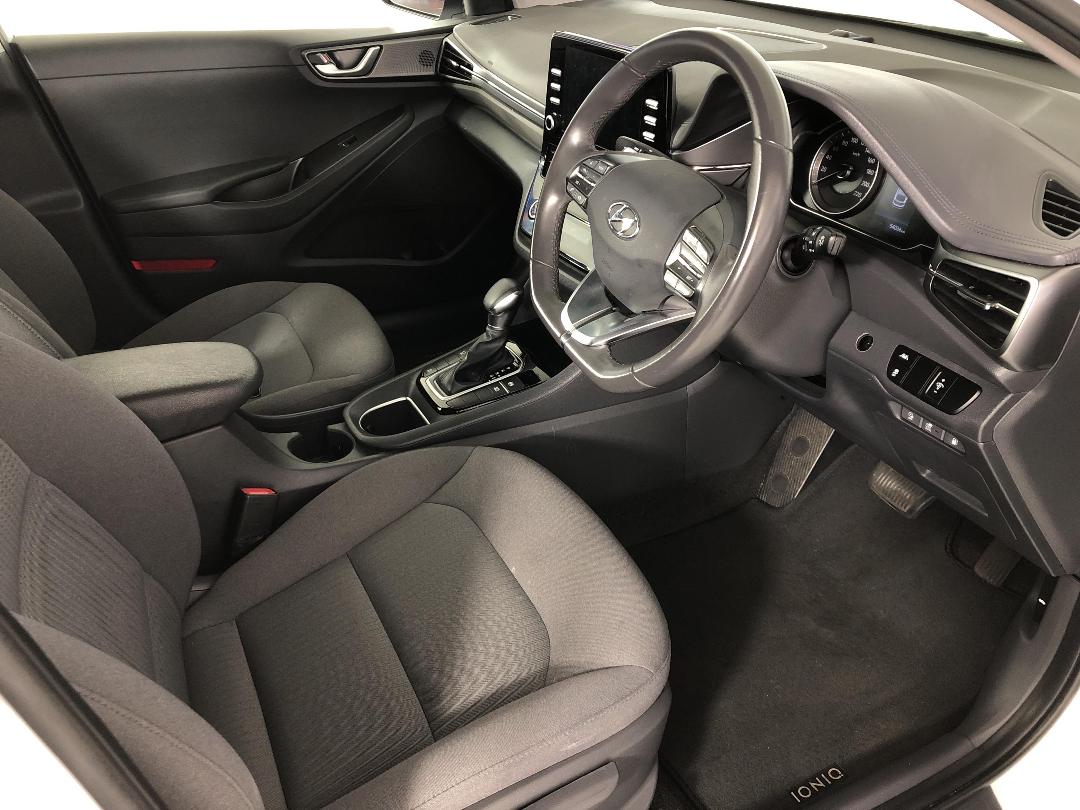 Photo '16' of Hyundai Ioniq Photo '16' of Hyundai Ioniq