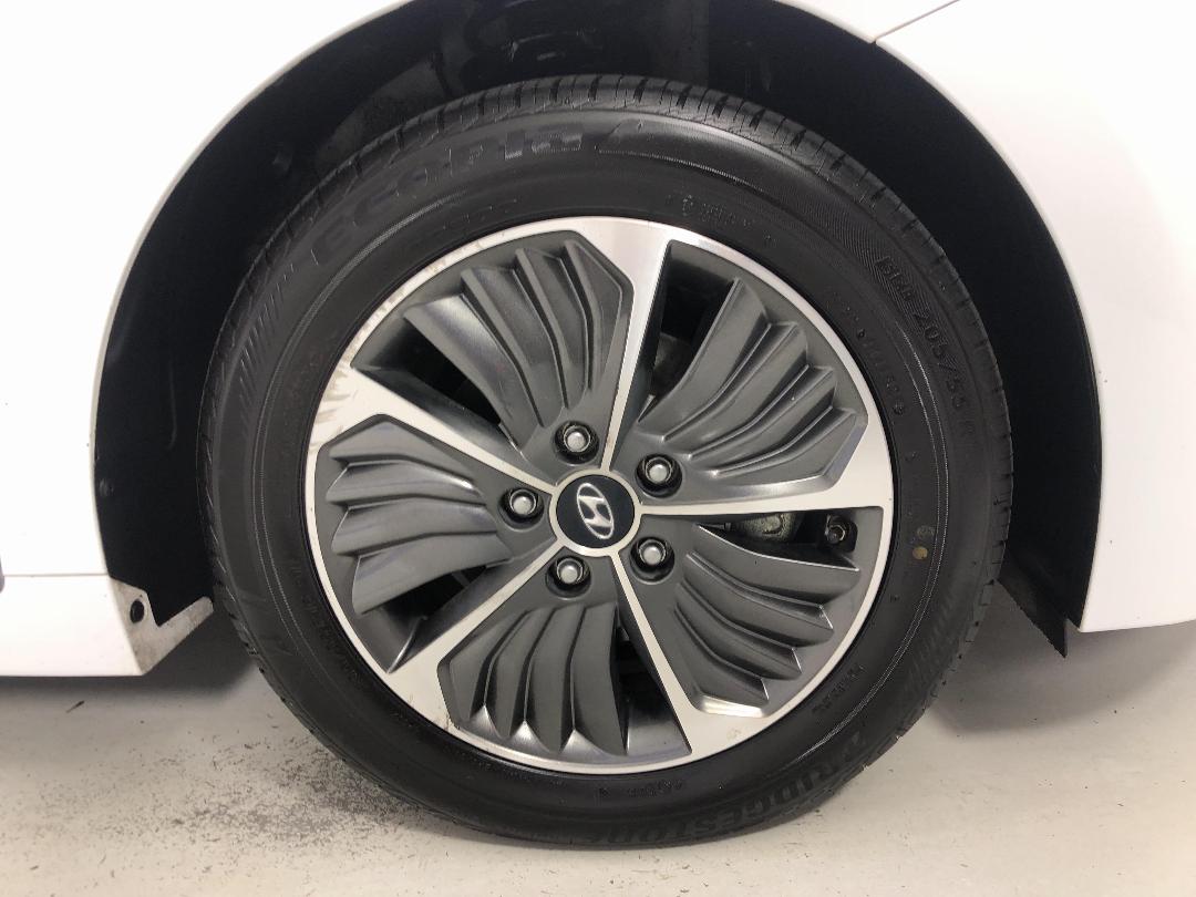 Photo '9' of Hyundai Ioniq Photo '9' of Hyundai Ioniq