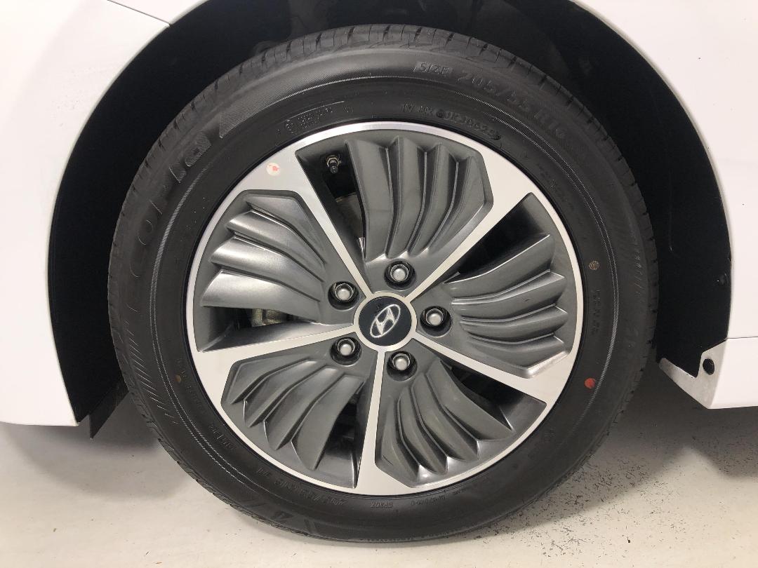 Photo '10' of Hyundai Ioniq Photo '10' of Hyundai Ioniq