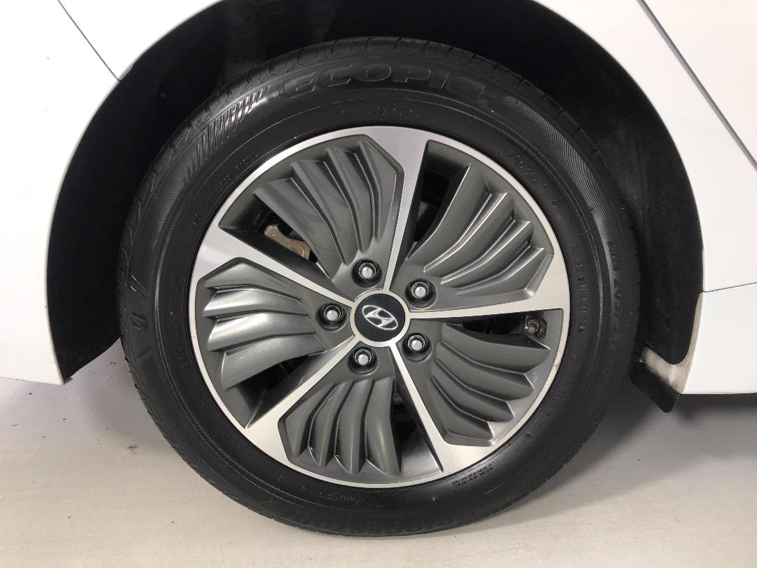 Photo '12' of Hyundai Ioniq Photo '12' of Hyundai Ioniq