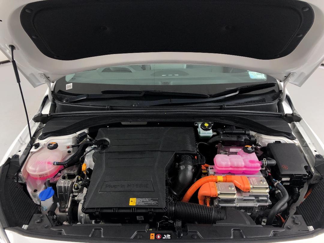 Photo '13' of Hyundai Ioniq Photo '13' of Hyundai Ioniq