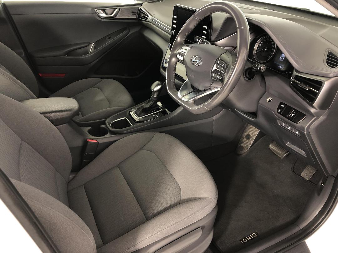 Photo '16' of Hyundai Ioniq Photo '16' of Hyundai Ioniq