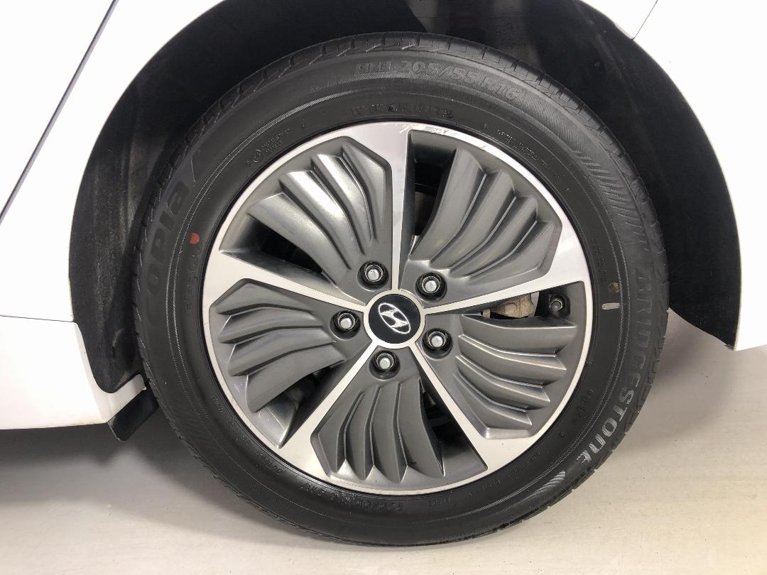 Photo '11' of Hyundai Ioniq Photo '11' of Hyundai Ioniq