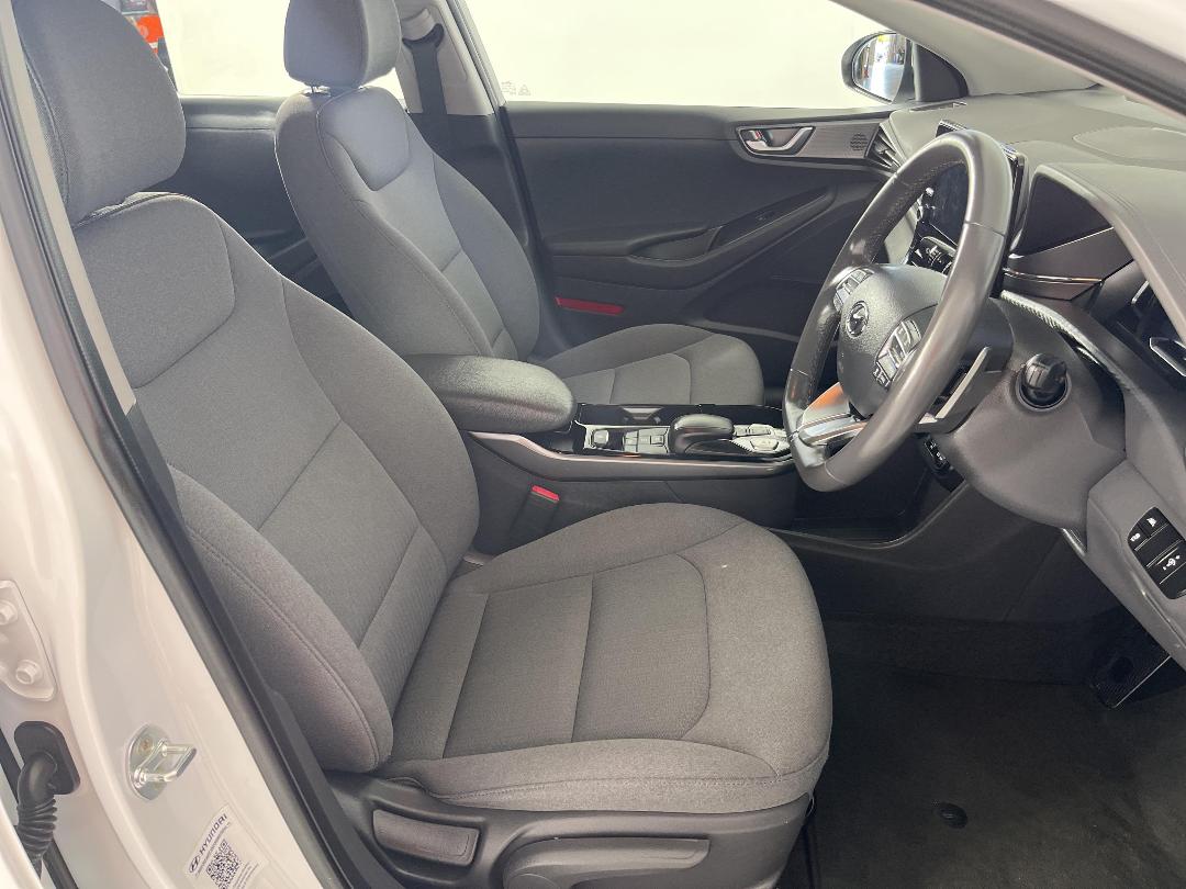 Photo '16' of Hyundai Ioniq Photo '16' of Hyundai Ioniq