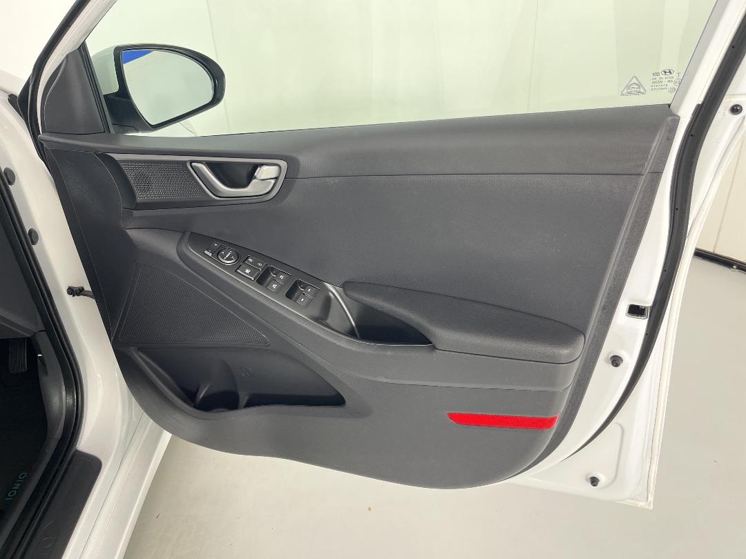 Photo '15' of Hyundai Ioniq Photo '15' of Hyundai Ioniq