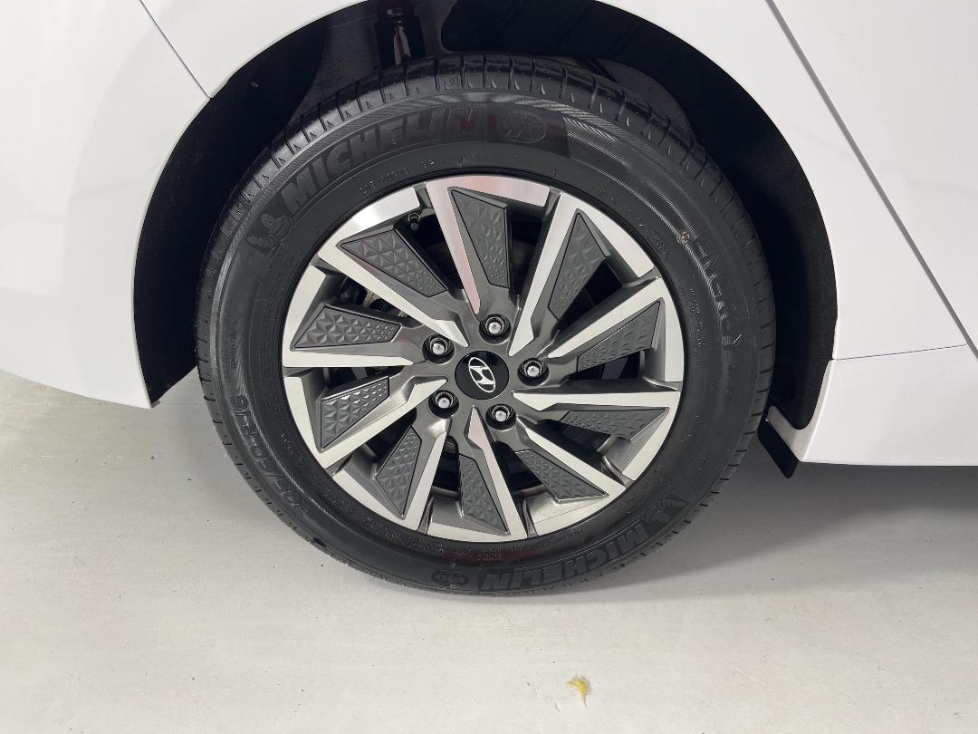 Photo '12' of Hyundai Ioniq Photo '12' of Hyundai Ioniq