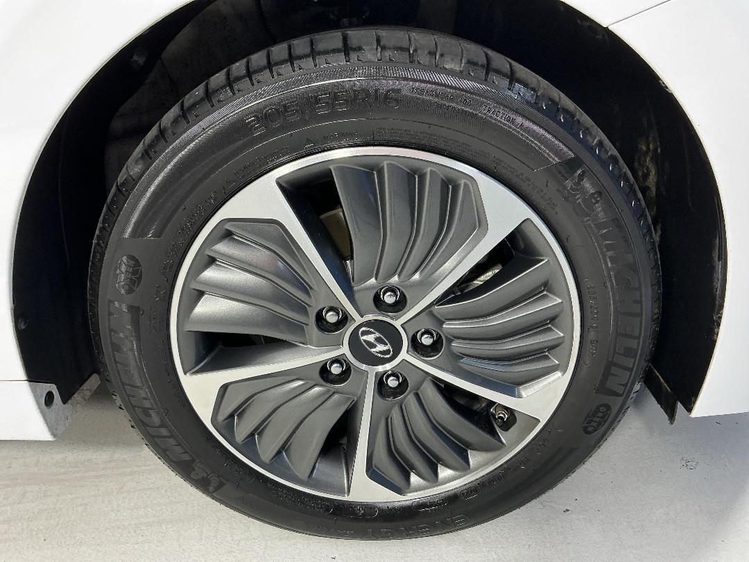 Photo '9' of Hyundai Ioniq Photo '9' of Hyundai Ioniq