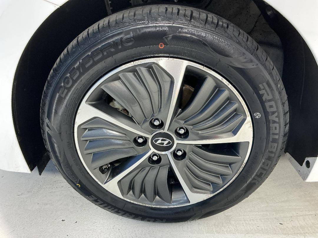 Photo '10' of Hyundai Ioniq Photo '10' of Hyundai Ioniq