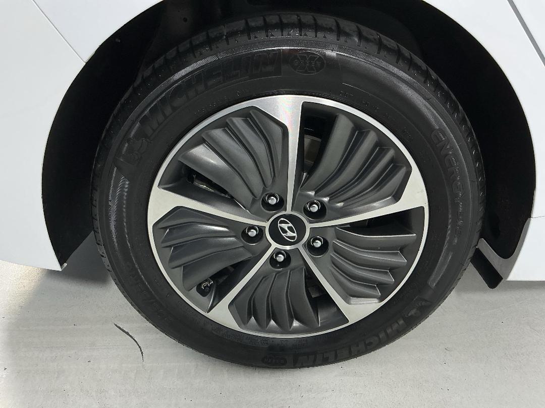 Photo '12' of Hyundai Ioniq Photo '12' of Hyundai Ioniq