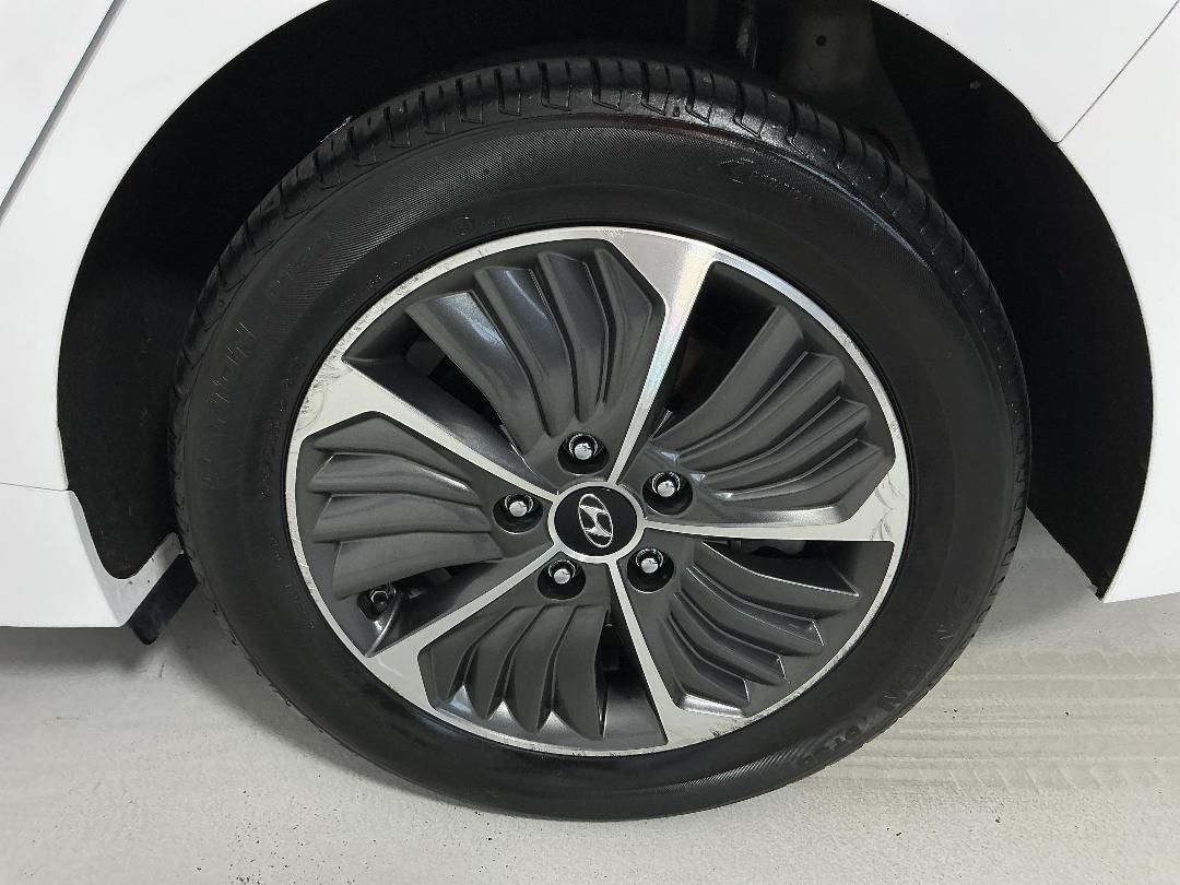 Photo '11' of Hyundai Ioniq Photo '11' of Hyundai Ioniq