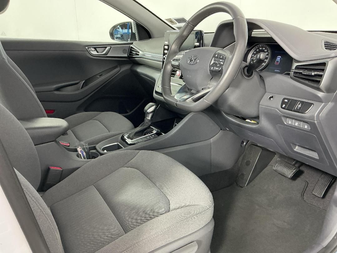 Photo '16' of Hyundai Ioniq Photo '16' of Hyundai Ioniq