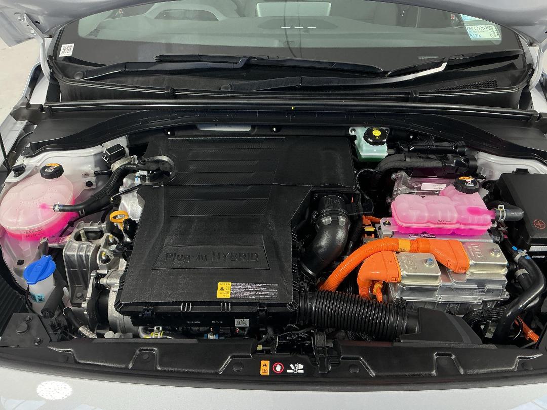 Photo '13' of Hyundai Ioniq Photo '13' of Hyundai Ioniq