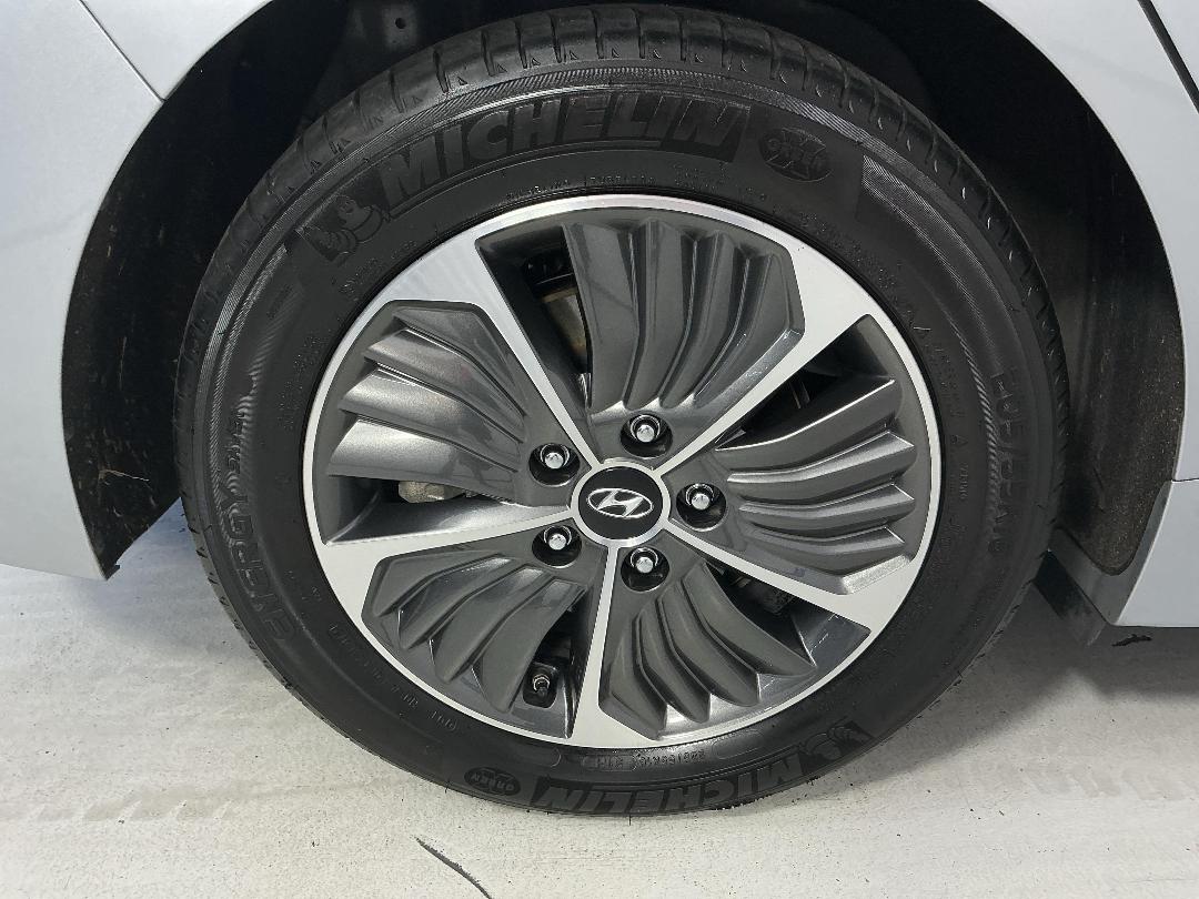 Photo '12' of Hyundai Ioniq Photo '12' of Hyundai Ioniq