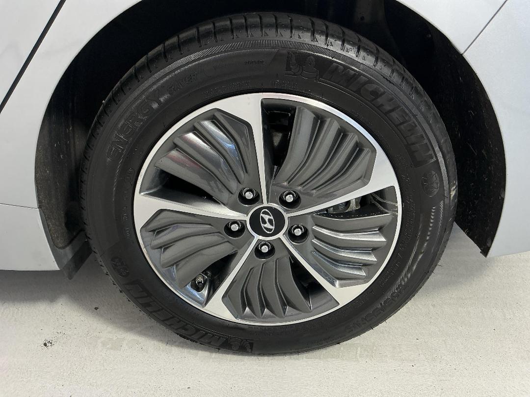 Photo '11' of Hyundai Ioniq Photo '11' of Hyundai Ioniq