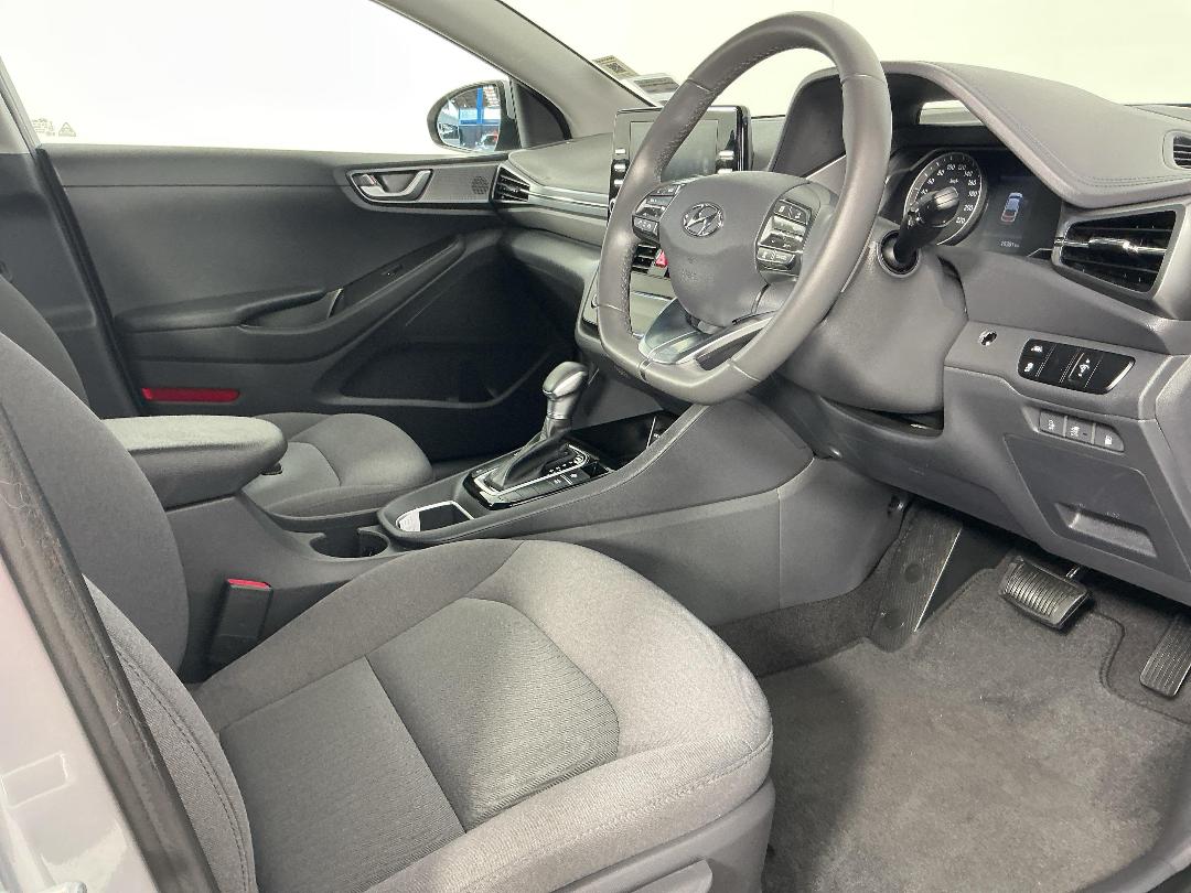 Photo '16' of Hyundai Ioniq Photo '16' of Hyundai Ioniq