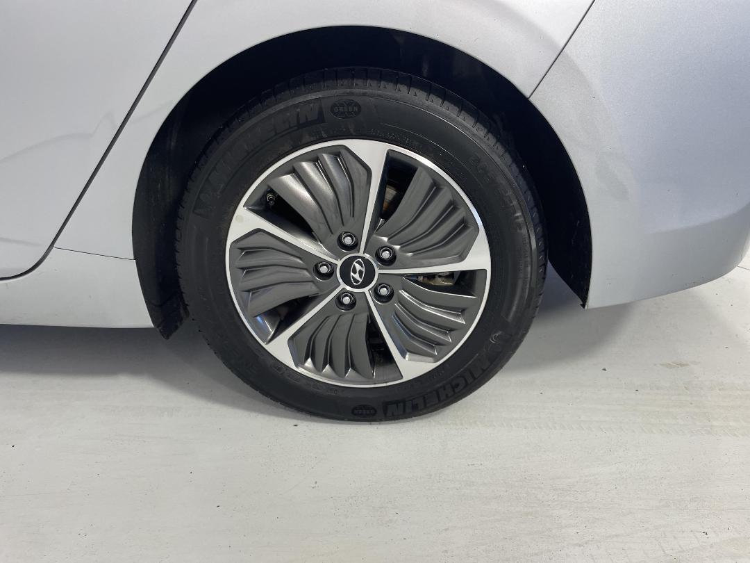 Photo '11' of Hyundai Ioniq Photo '11' of Hyundai Ioniq