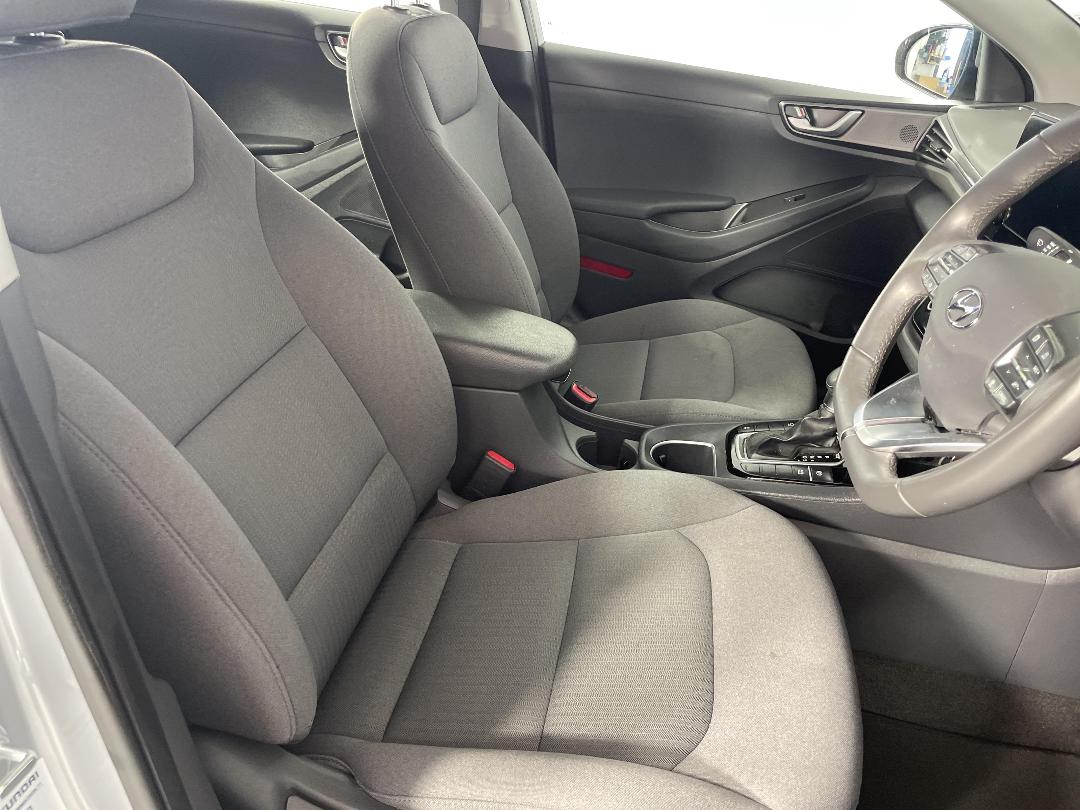 Photo '16' of Hyundai Ioniq Photo '16' of Hyundai Ioniq