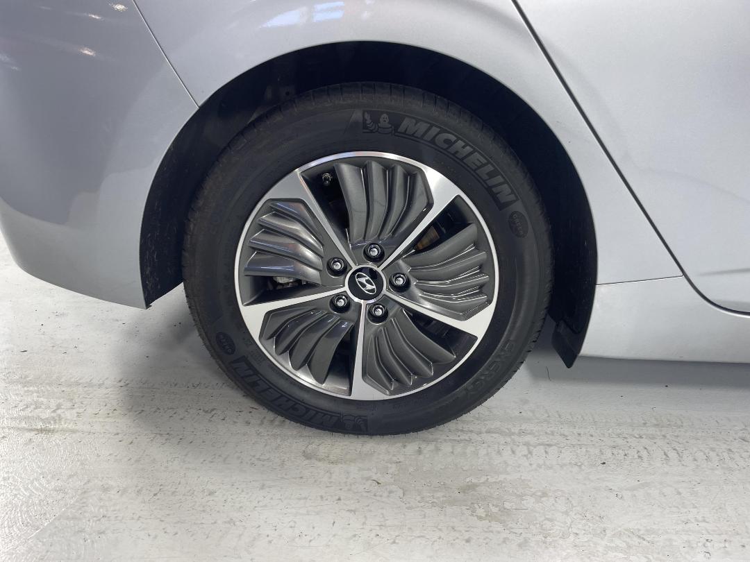 Photo '12' of Hyundai Ioniq Photo '12' of Hyundai Ioniq