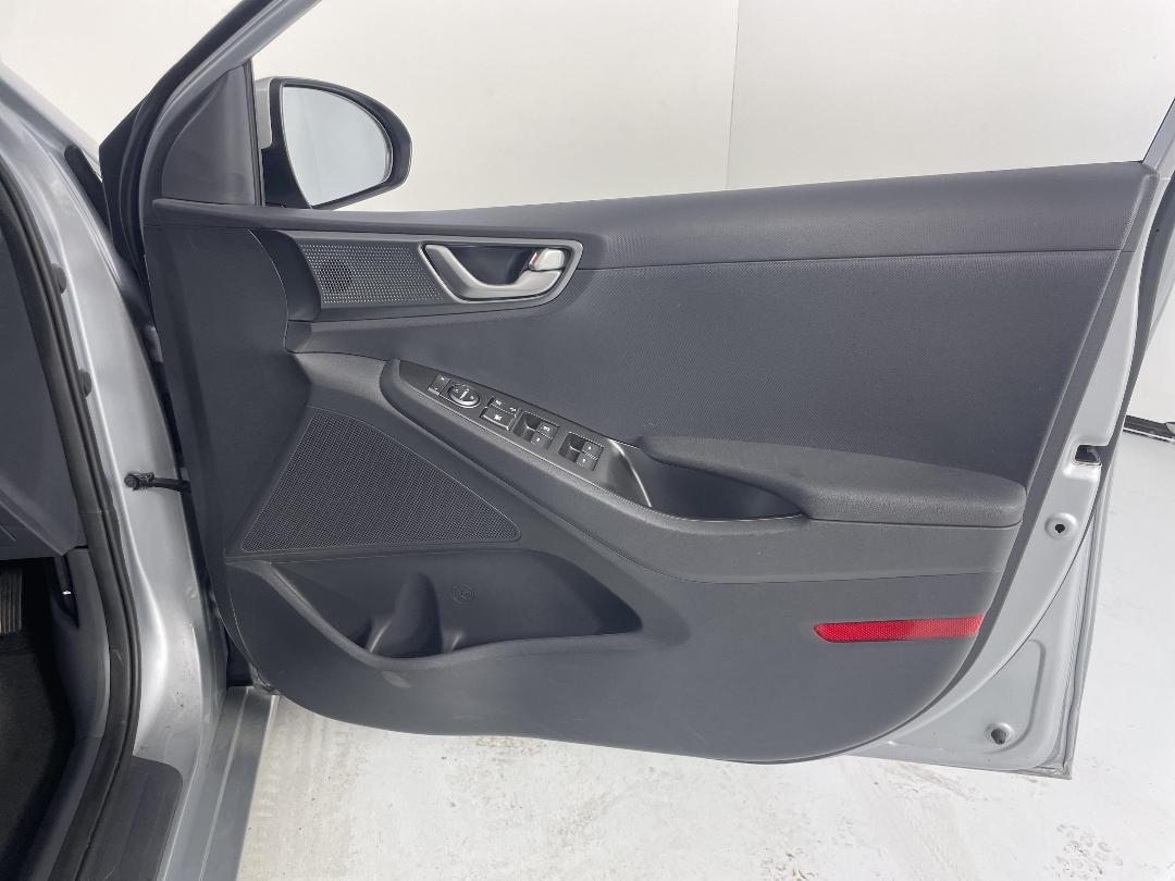 Photo '15' of Hyundai Ioniq Photo '15' of Hyundai Ioniq