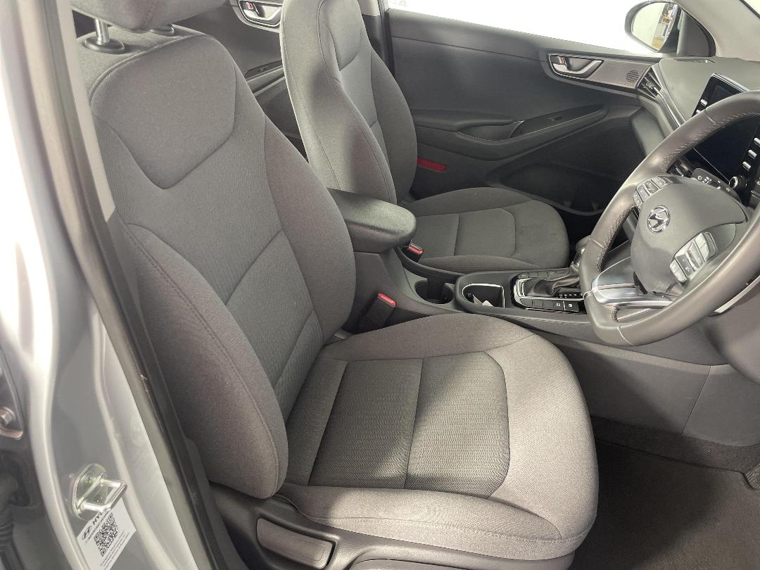 Photo '16' of Hyundai Ioniq Photo '16' of Hyundai Ioniq