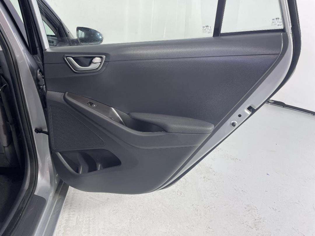 Photo '19' of Hyundai Ioniq Photo '19' of Hyundai Ioniq