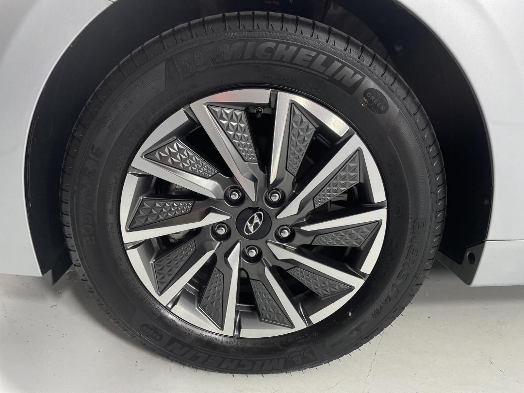 Photo '10' of Hyundai Ioniq