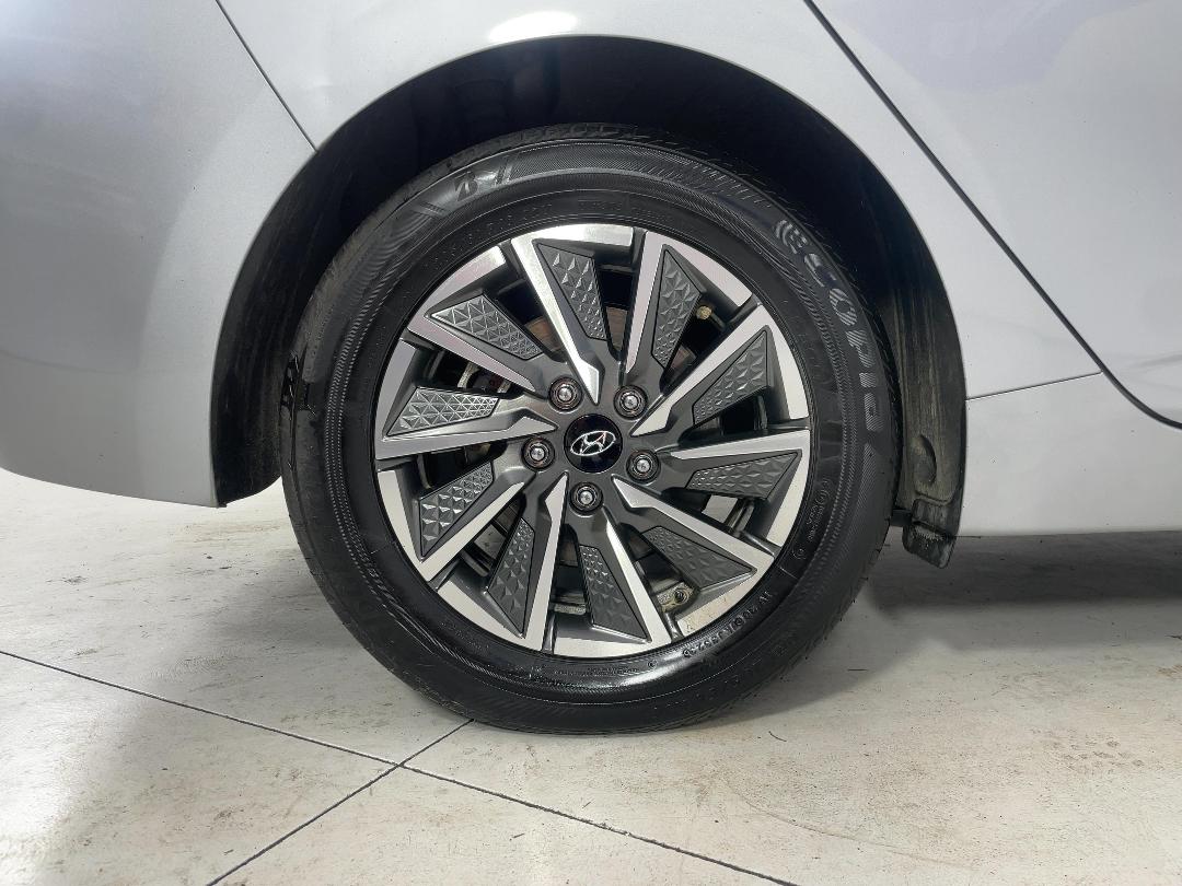 Photo '12' of Hyundai Ioniq