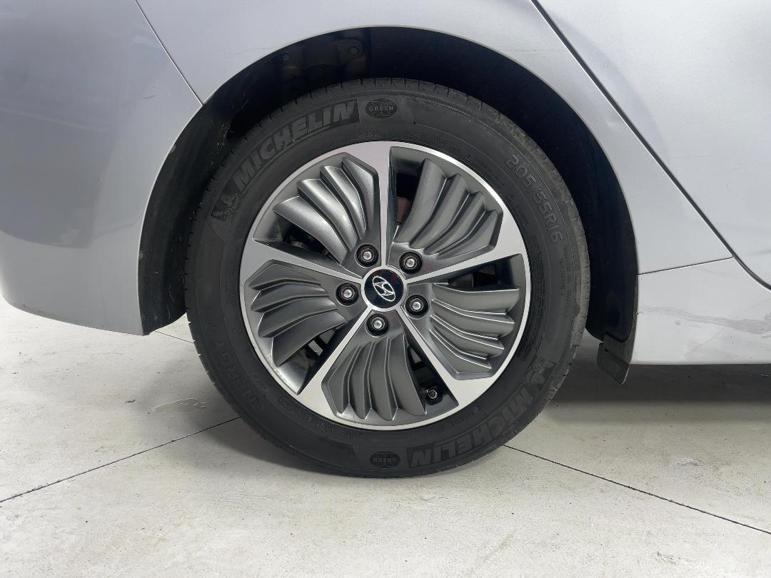 Photo '12' of Hyundai Ioniq