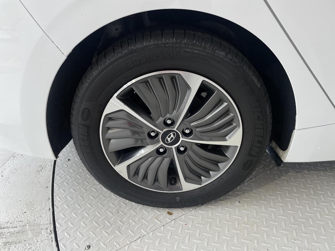 Photo '12' of Hyundai Ioniq