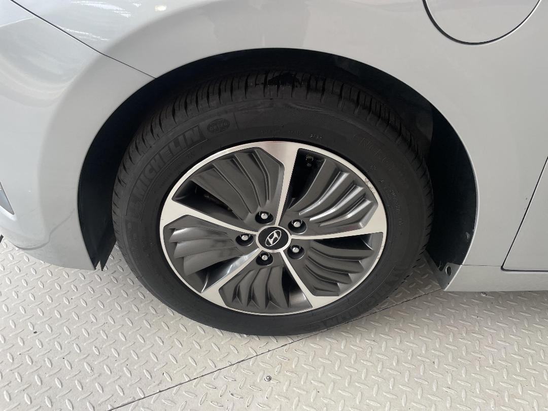 Photo '10' of Hyundai Ioniq Photo '10' of Hyundai Ioniq