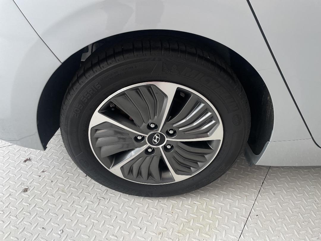 Photo '12' of Hyundai Ioniq Photo '12' of Hyundai Ioniq