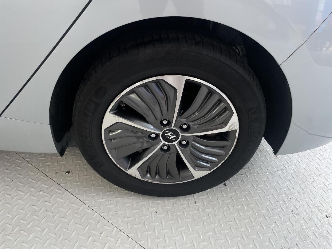 Photo '11' of Hyundai Ioniq Photo '11' of Hyundai Ioniq