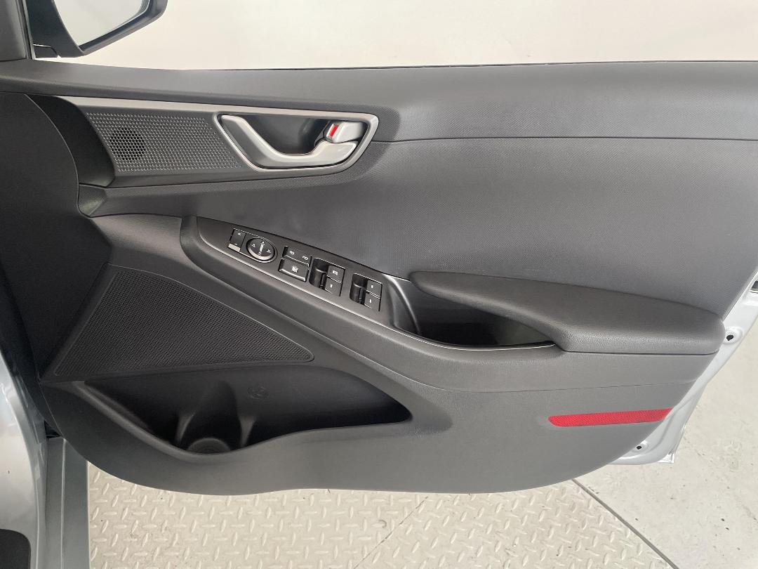 Photo '15' of Hyundai Ioniq Photo '15' of Hyundai Ioniq