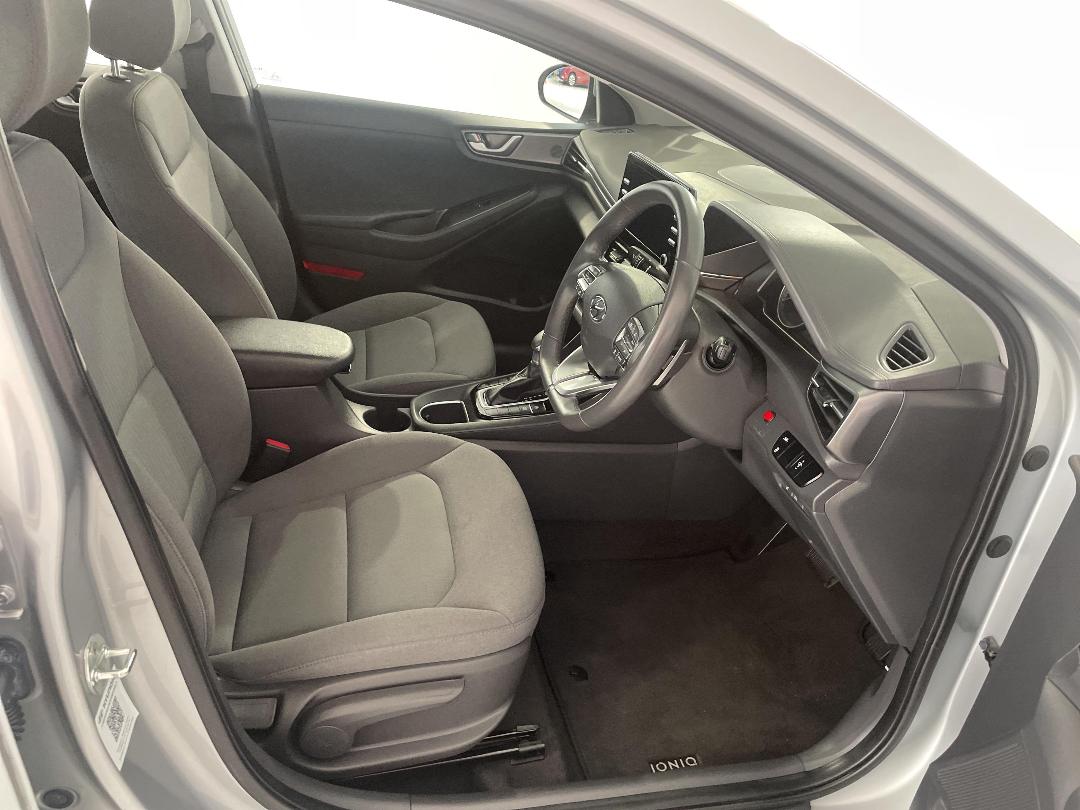 Photo '16' of Hyundai Ioniq Photo '16' of Hyundai Ioniq