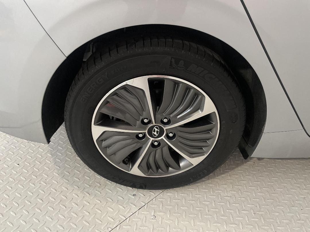 Photo '12' of Hyundai Ioniq Photo '12' of Hyundai Ioniq