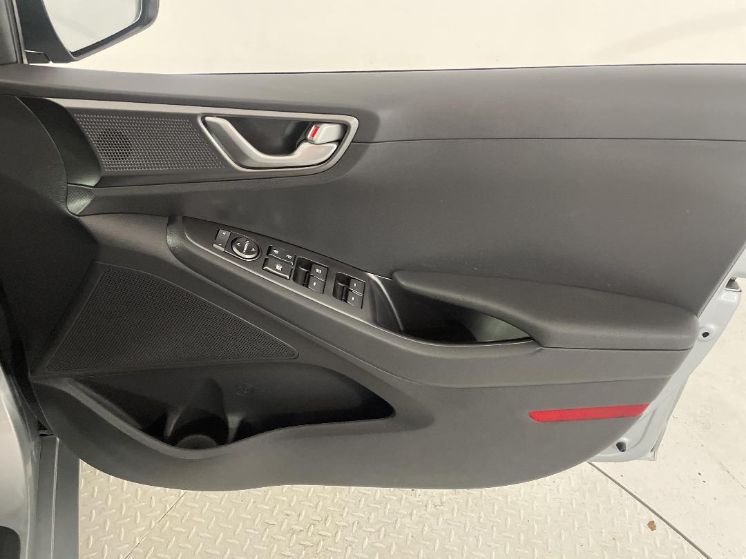 Photo '15' of Hyundai Ioniq Photo '15' of Hyundai Ioniq