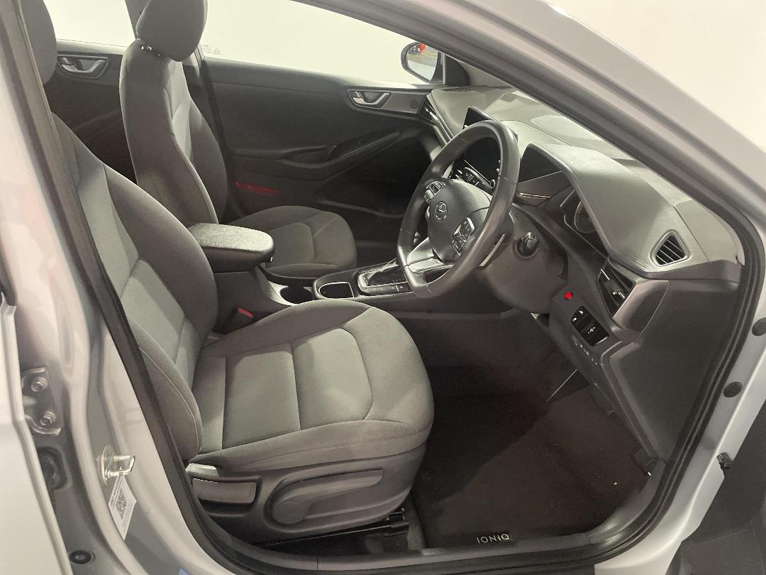 Photo '16' of Hyundai Ioniq Photo '16' of Hyundai Ioniq