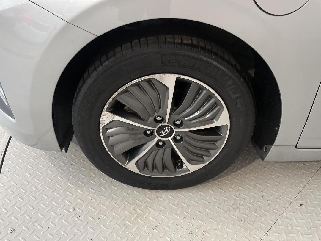 Photo '10' of Hyundai Ioniq