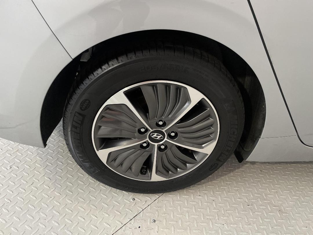 Photo '12' of Hyundai Ioniq