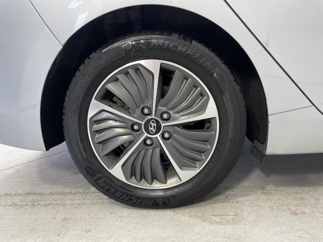 Photo '12' of Hyundai Ioniq Photo '12' of Hyundai Ioniq