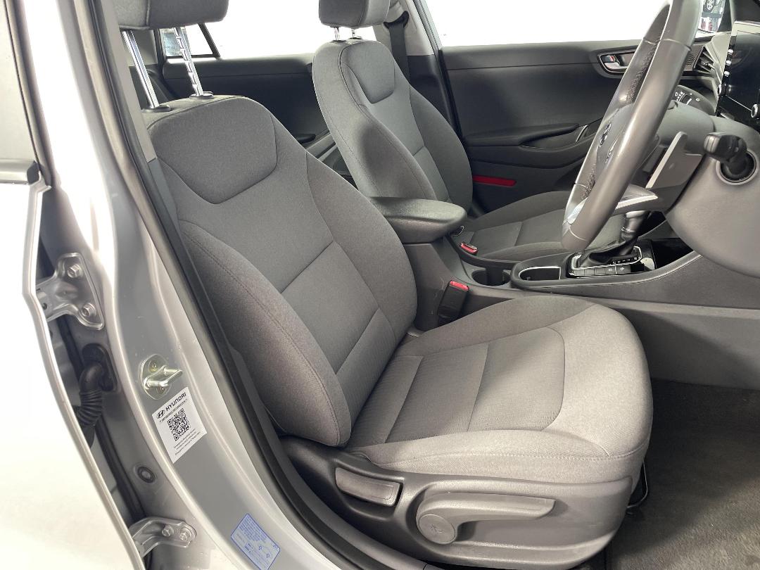 Photo '16' of Hyundai Ioniq Photo '16' of Hyundai Ioniq