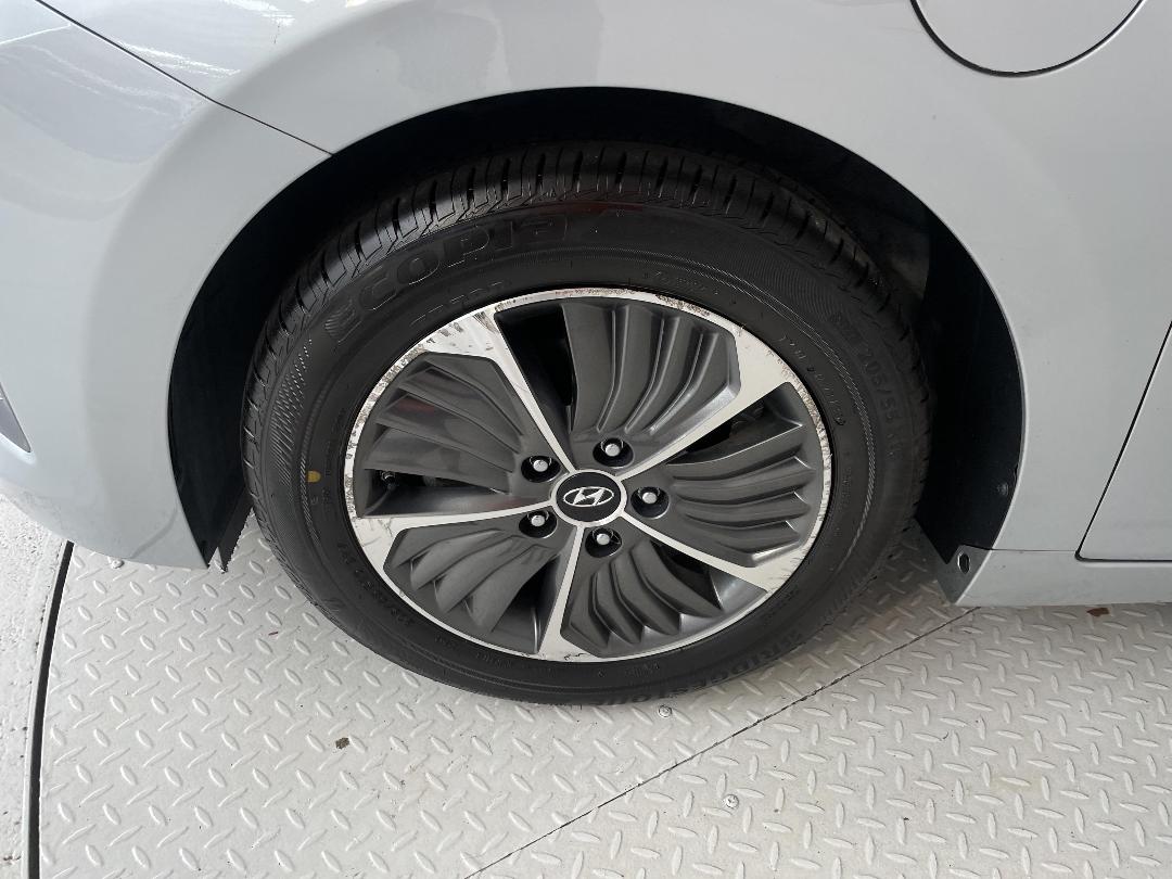 Photo '10' of Hyundai Ioniq