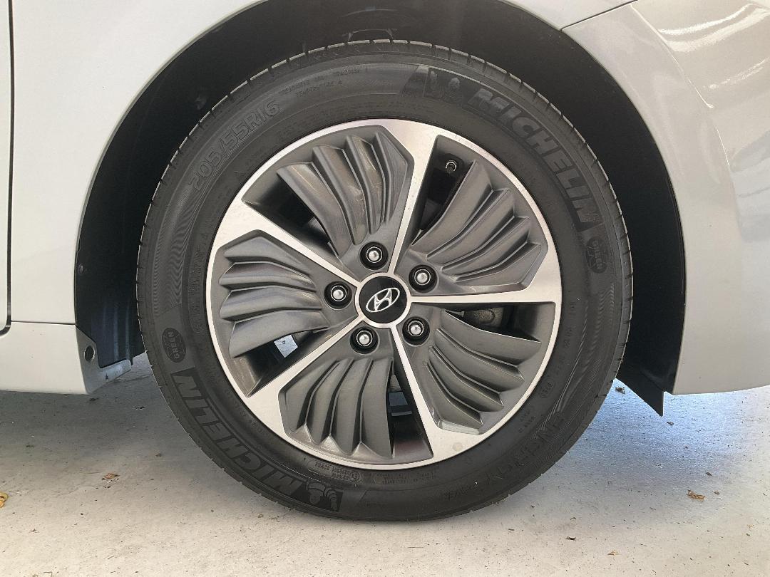 Photo '9' of Hyundai Ioniq Photo '9' of Hyundai Ioniq