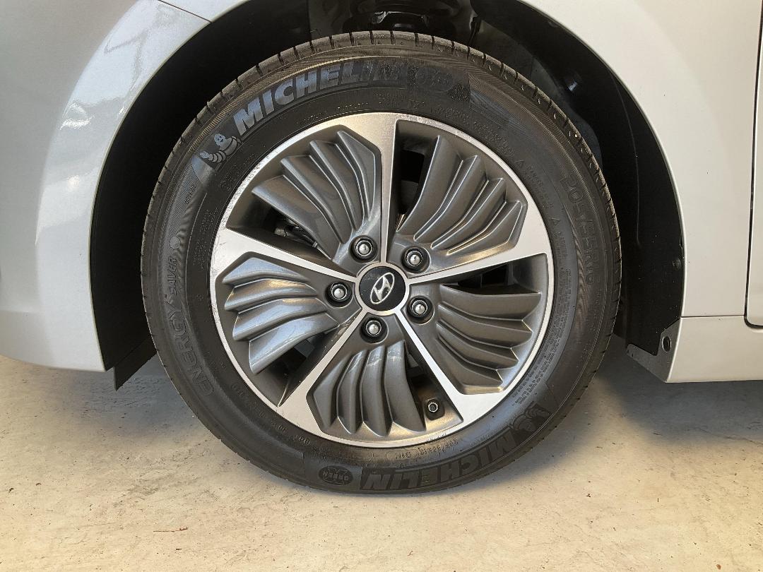 Photo '10' of Hyundai Ioniq Photo '10' of Hyundai Ioniq