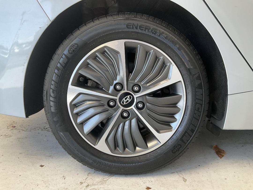 Photo '12' of Hyundai Ioniq Photo '12' of Hyundai Ioniq