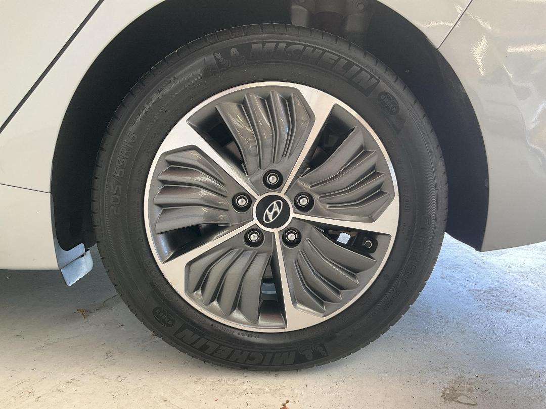 Photo '11' of Hyundai Ioniq Photo '11' of Hyundai Ioniq