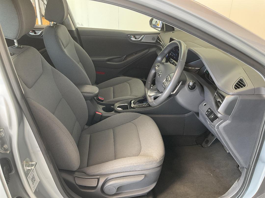 Photo '16' of Hyundai Ioniq Photo '16' of Hyundai Ioniq