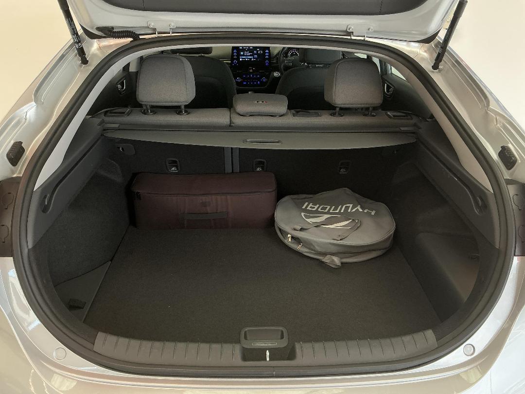 Photo '14' of Hyundai Ioniq Photo '14' of Hyundai Ioniq