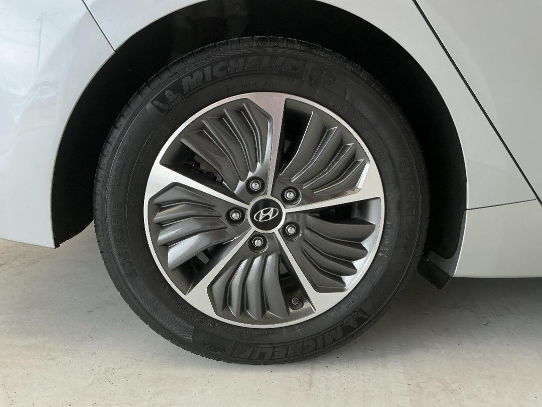 Photo '12' of Hyundai Ioniq Photo '12' of Hyundai Ioniq